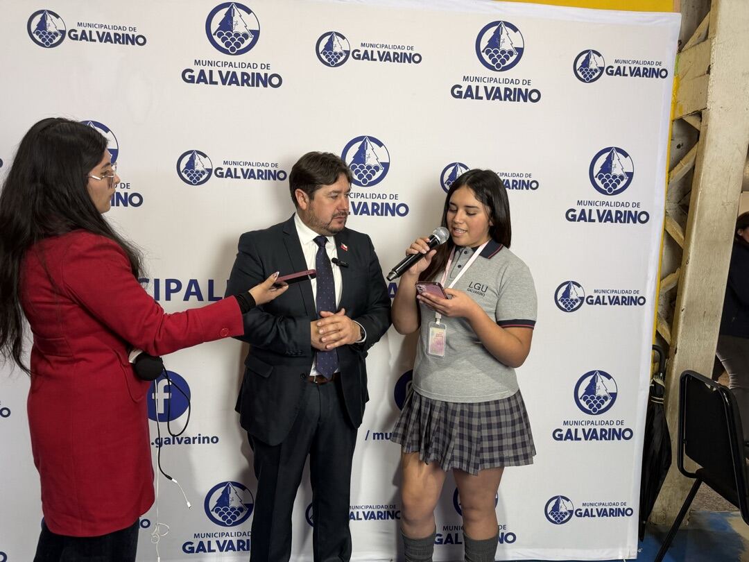 Alcalde Marcos Hernández conversando con estudiantes durante la Cuenta Pública DAEM 2025
