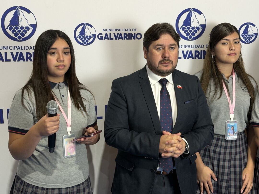 Alcalde de Galvarino con estudiantes en el escenario de la Cuenta Pública