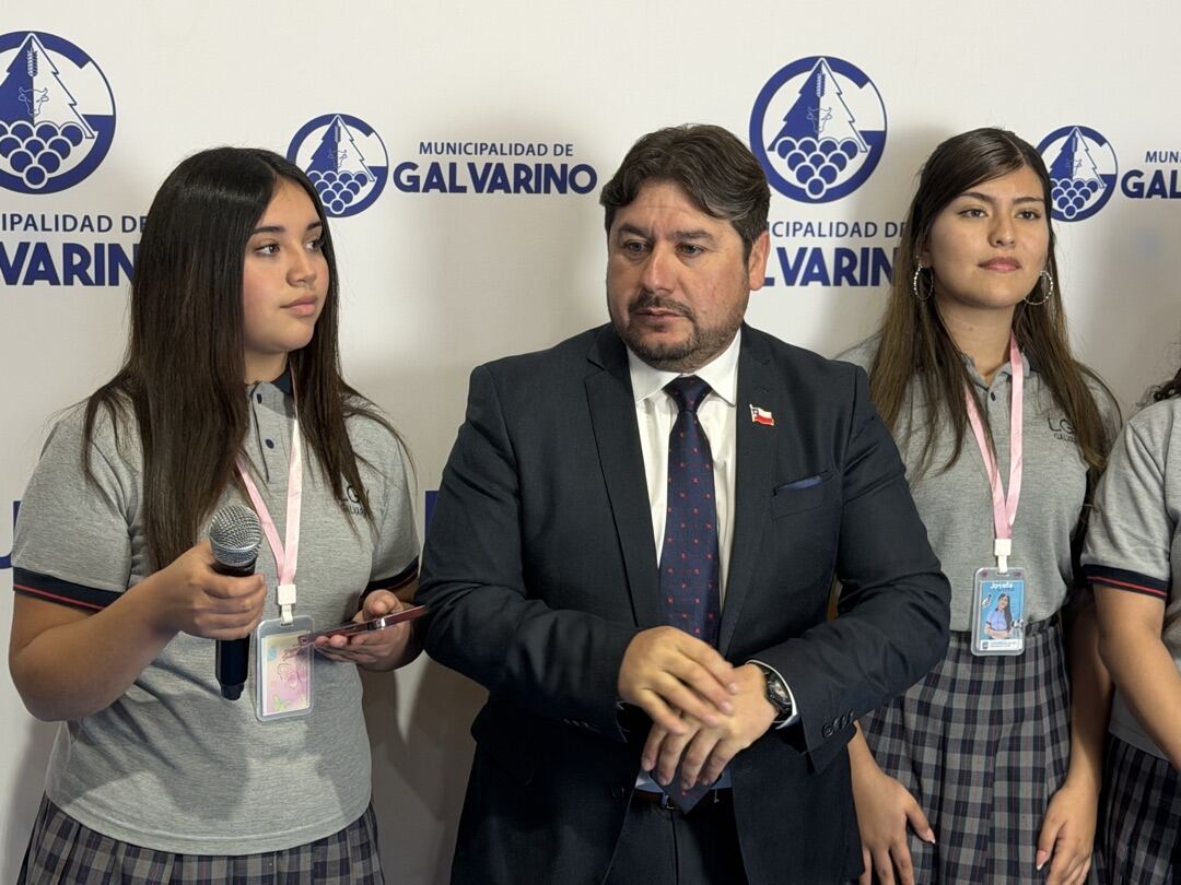 Alcalde saludando a estudiantes de la comuna en la Cuenta Pública DAEM 2025