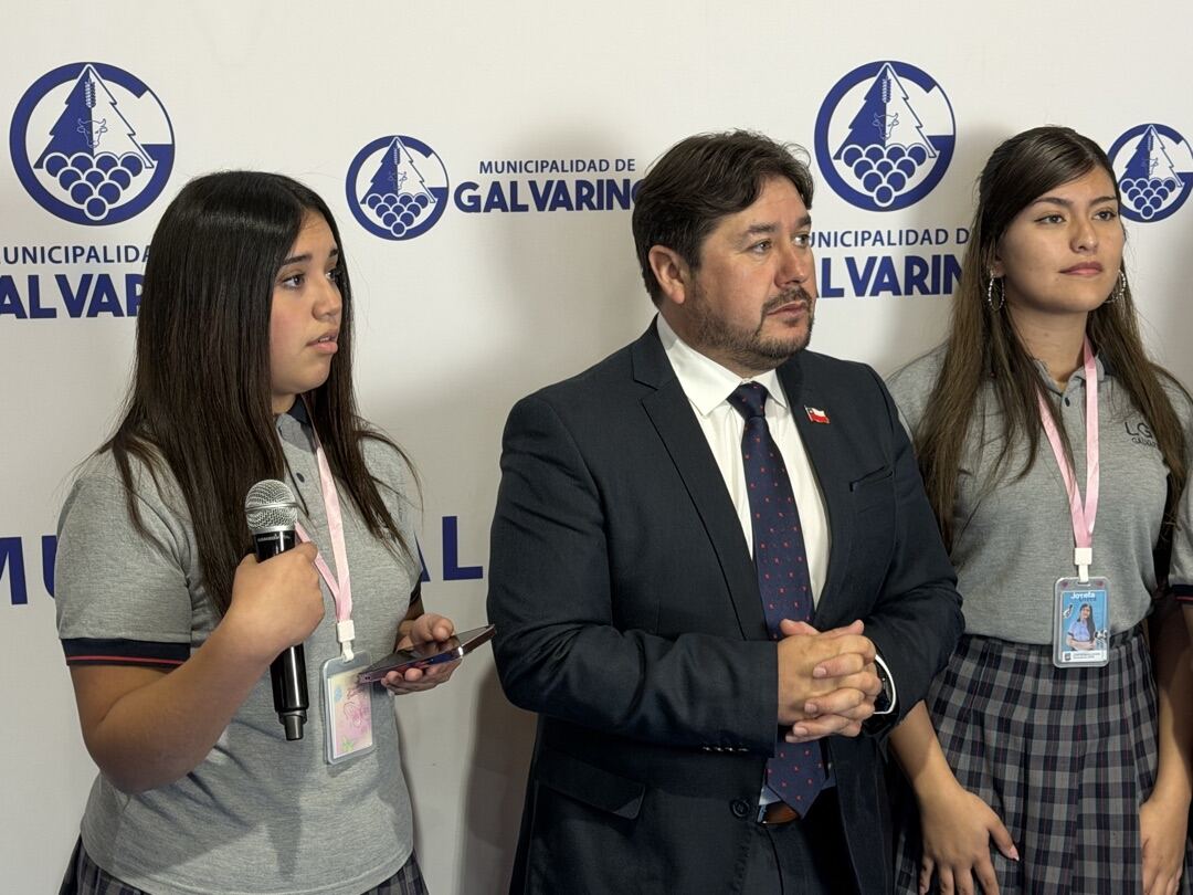 Alcalde y equipo municipal junto a estudiantes en la Cuenta Pública DAEM 2025