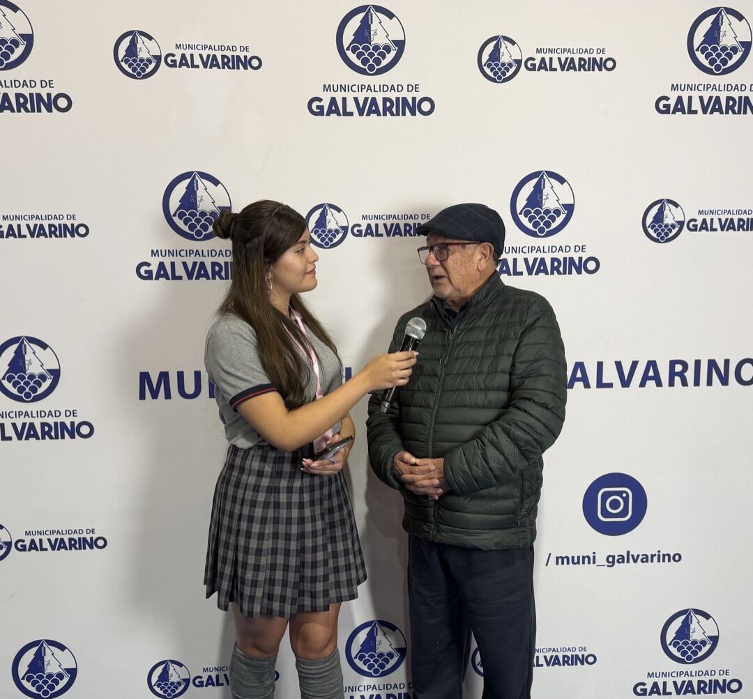 Concejal municipal atendiendo a estudiantes durante la Cuenta Pública DAEM