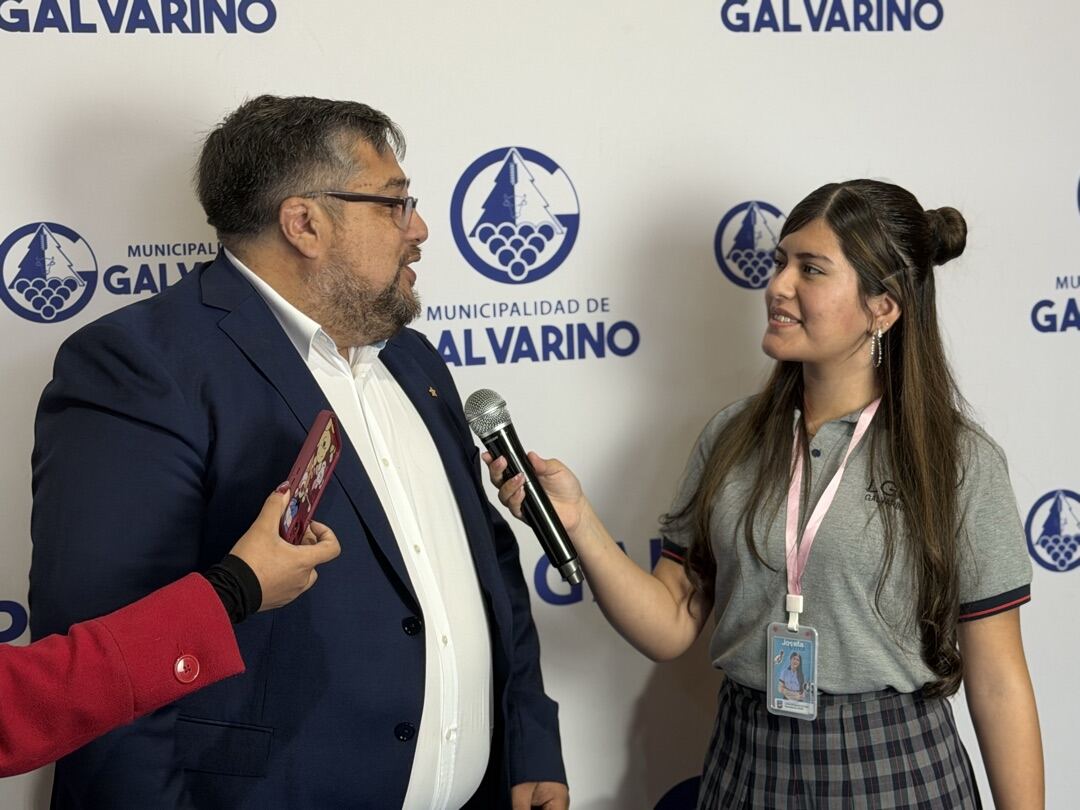Concejal escuchando a un estudiante en la Cuenta Pública DAEM 2025