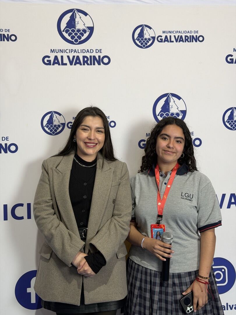 Isabel Chandía, Jefa del DAEM Galvarino, junto a una estudiante en la Cuenta Pública 2025