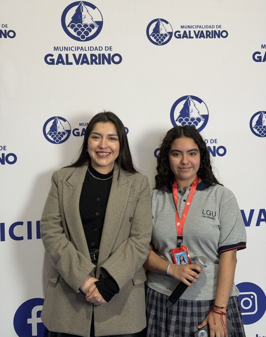 Isabel Chandía, Jefa del DAEM Galvarino, conversando con una estudiante