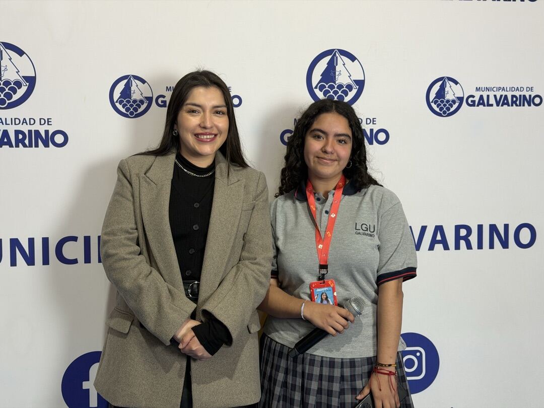 Isabel Chandía compartiendo con estudiantes en la Cuenta Pública DAEM 2025