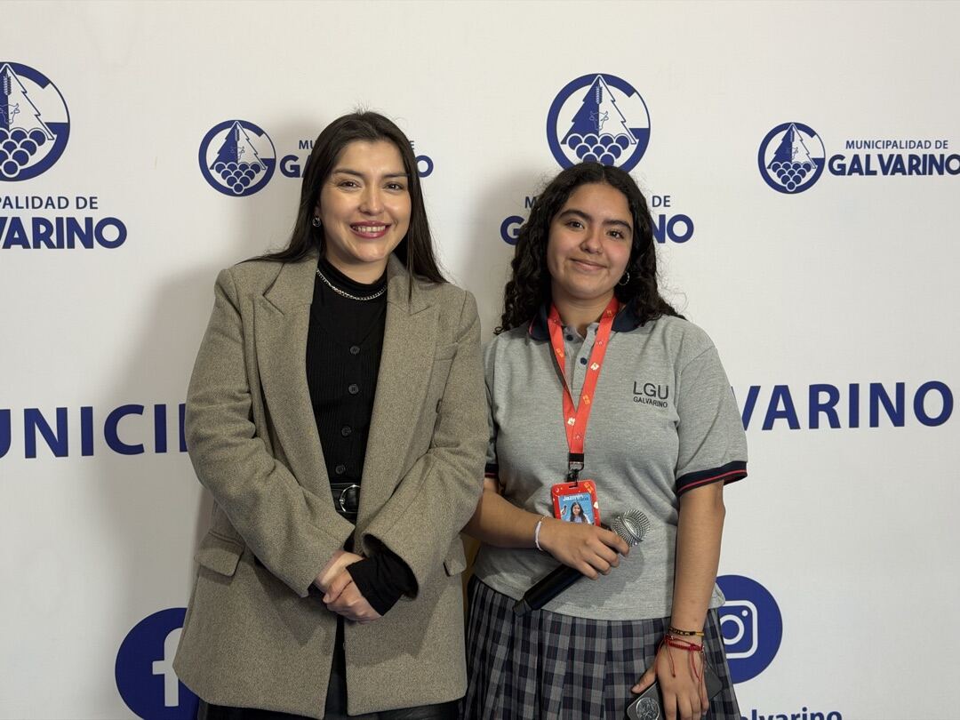Isabel Chandía con estudiantes en el escenario de la Cuenta Pública