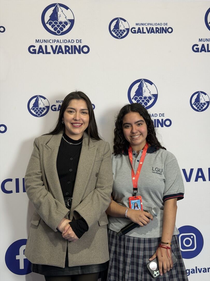 Isabel Chandía saludando a una estudiante en la Cuenta Pública