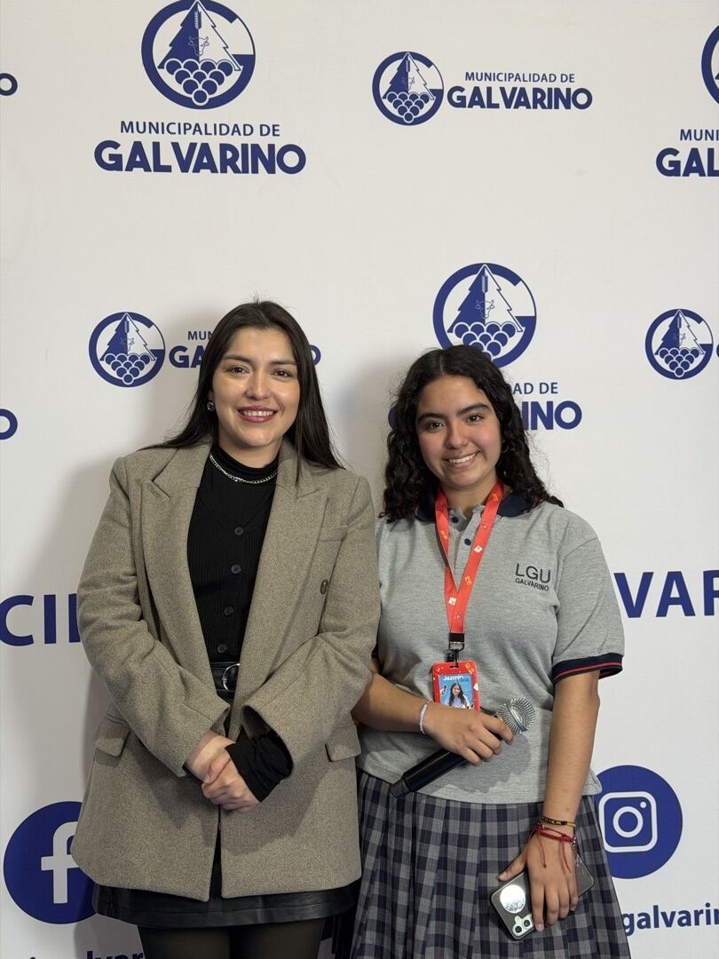 Isabel Chandía junto a una estudiante durante la Cuenta Pública DAEM 2025