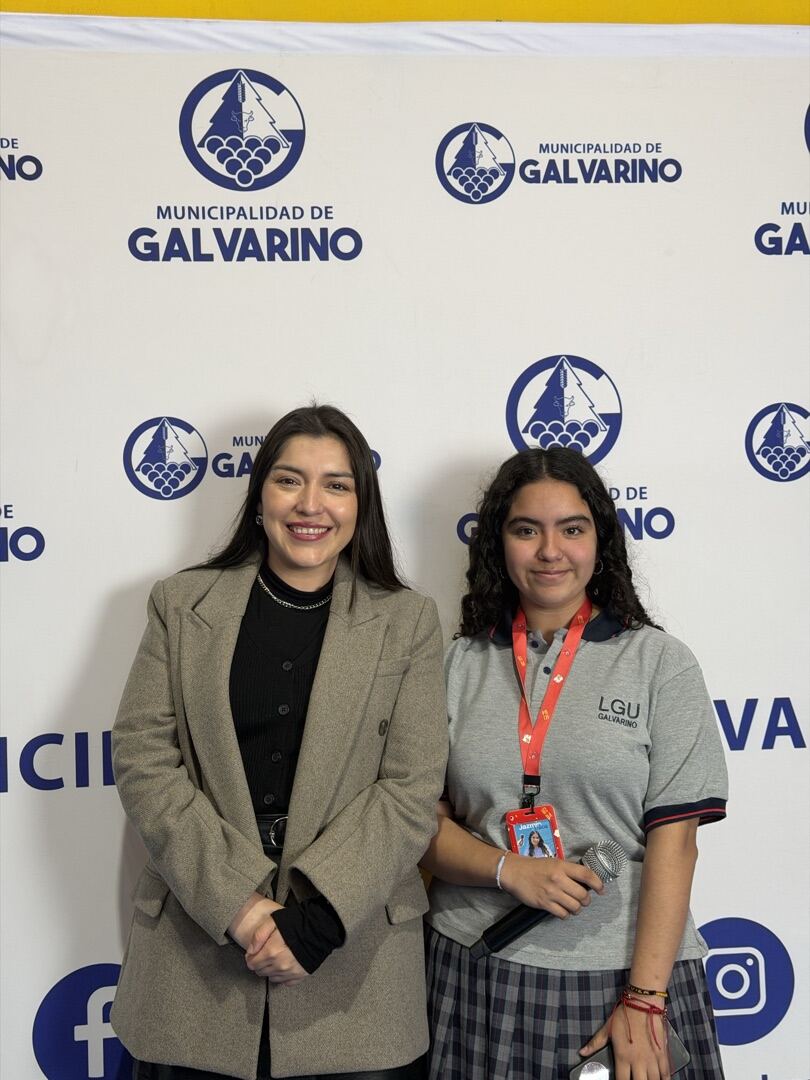 Isabel Chandía y una estudiante posando en la Cuenta Pública DAEM 2025