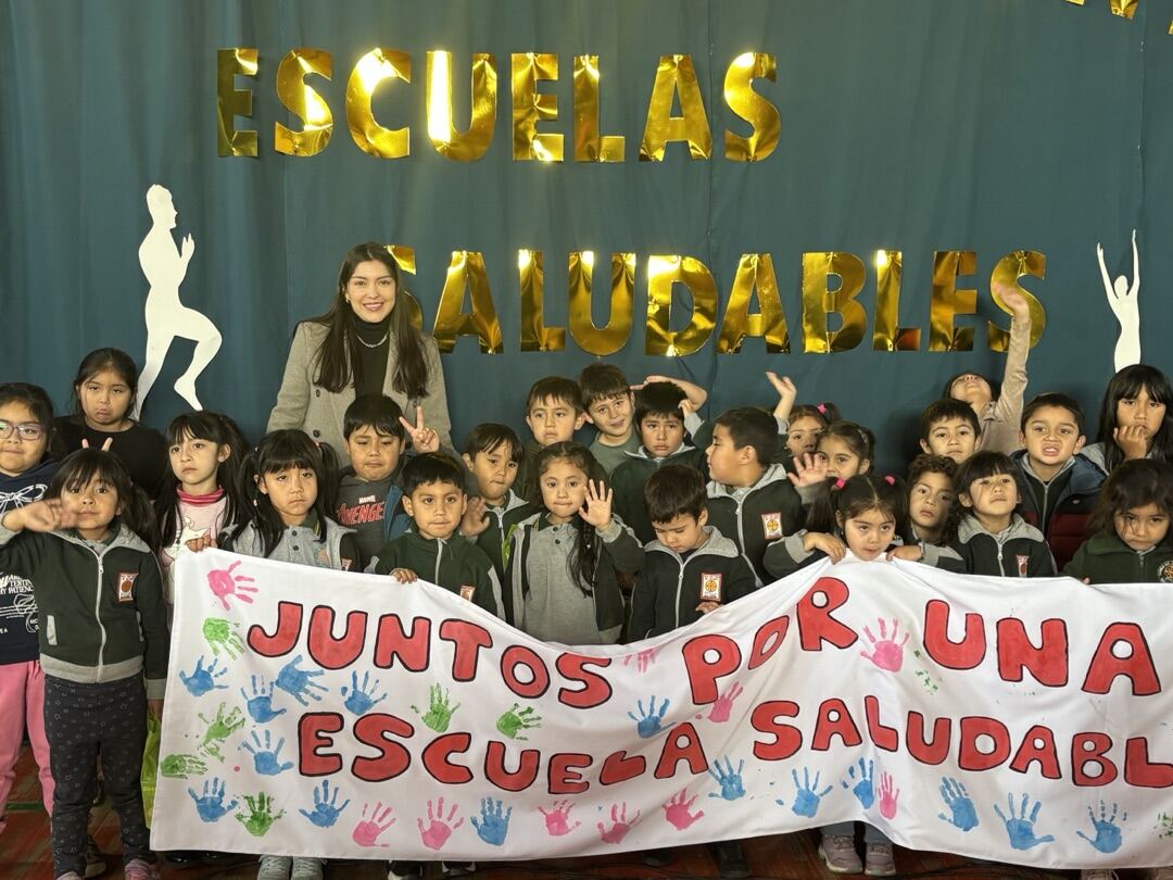 Isabel Chandía junto a estudiantes de la Escuela Gabriela Mistral en la actividad Escuela Saludable