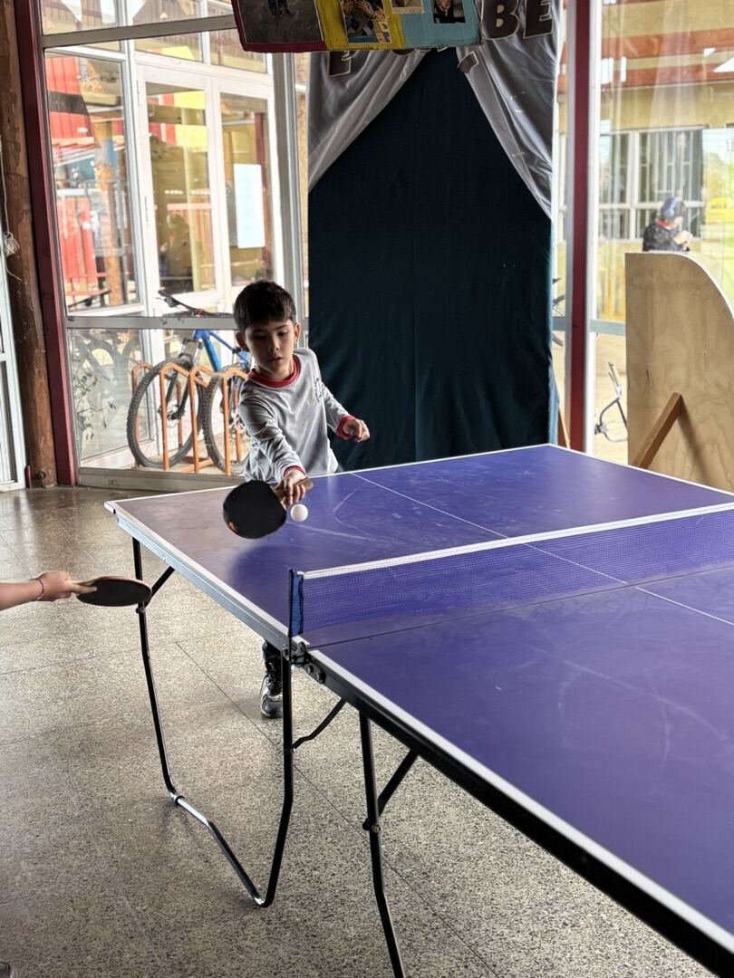 Estudiante golpeando la pelota en la mesa de ping pong durante un recreo activo