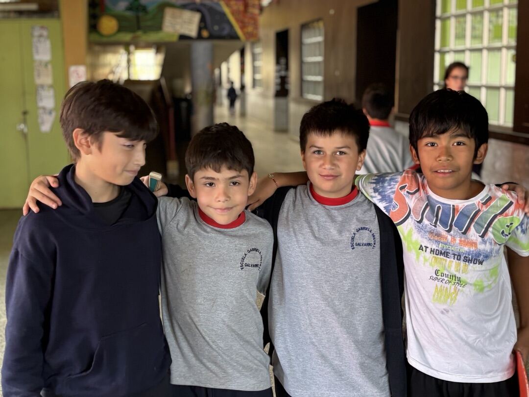 Estudiantes en el patio de la Escuela Gabriela Mistral