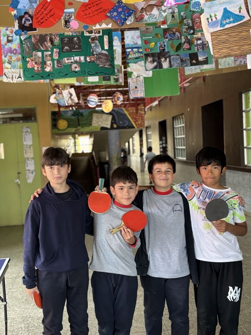 Estudiantes en el patio de la Escuela Gabriela Mistral
