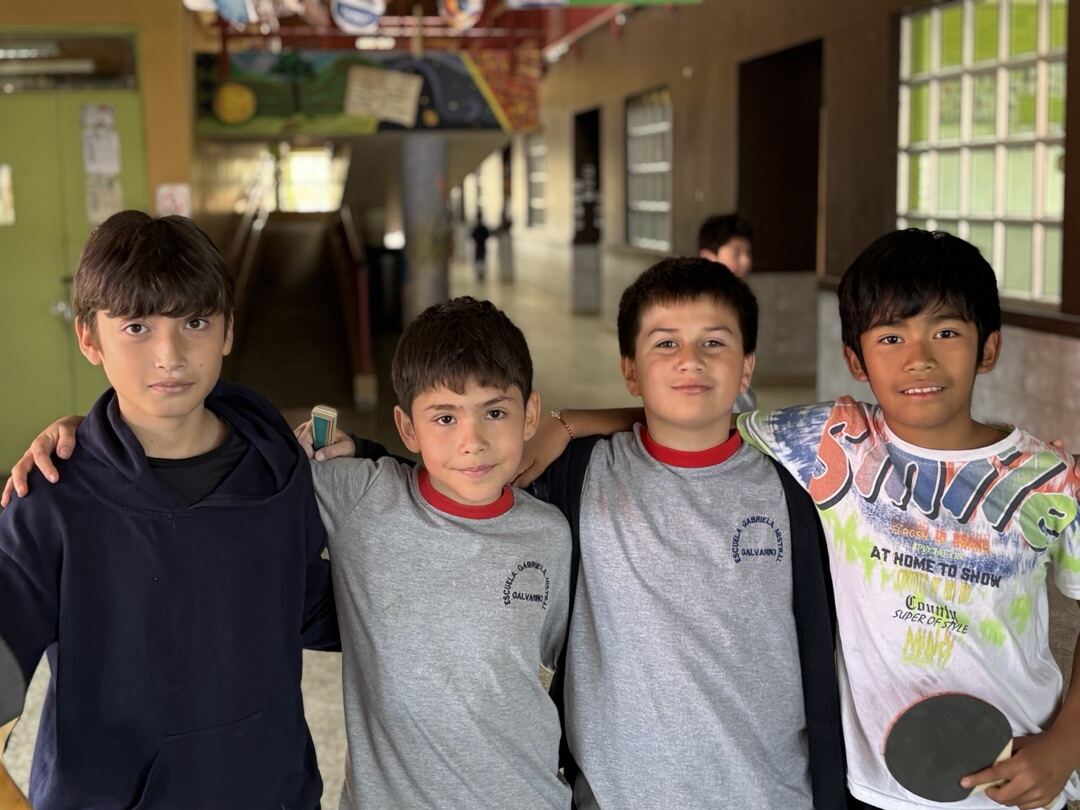 Estudiantes en el patio de la Escuela Gabriela Mistral