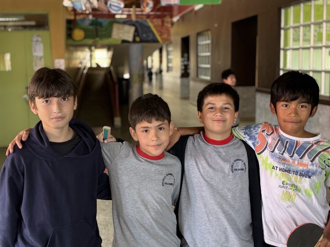 Estudiantes en el patio de la Escuela Gabriela Mistral