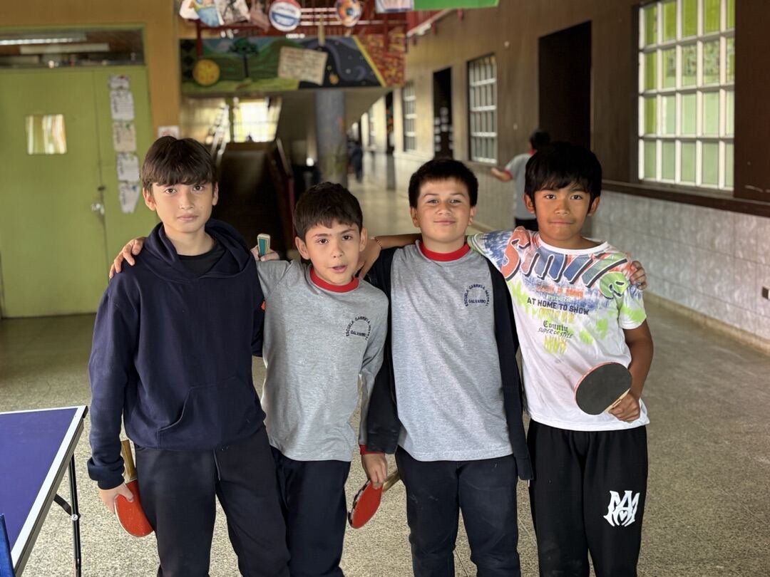 Estudiantes en el patio de la Escuela Gabriela Mistral