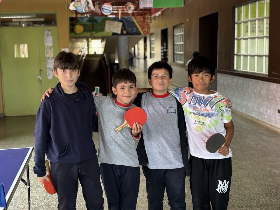 Estudiantes en el patio de la Escuela Gabriela Mistral